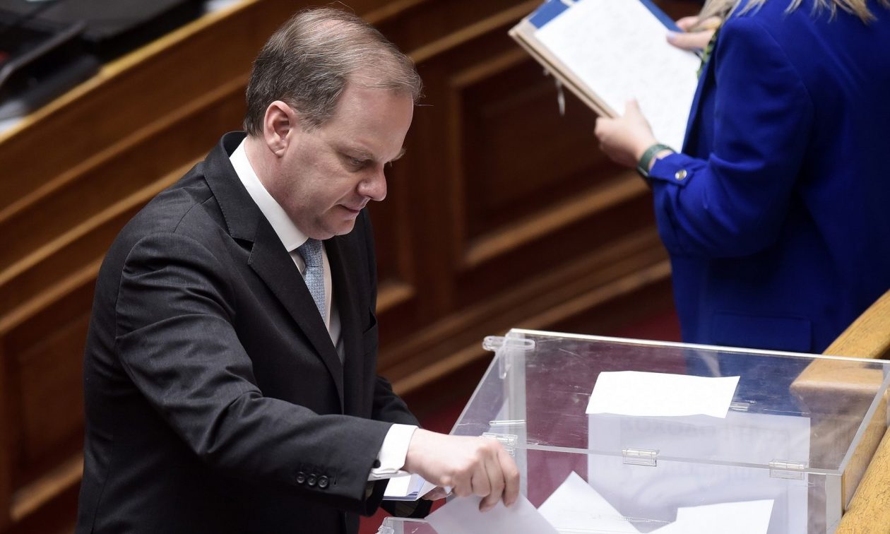 Προανακριτική: Εγκρίθηκε μετά από συνεδρίαση 18 ωρών η παραπομπή Καραμανλή για παράβαση καθήκοντος