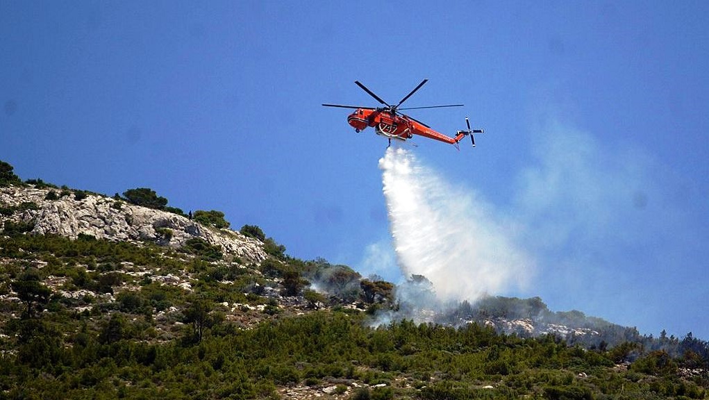 Πυρκαγιά στον Άγιο Στέφανο Λακωνίας – Επιχειρούν εναέριες και επίγειες δυνάμεις – Ενεργοποιήθηκε το 112