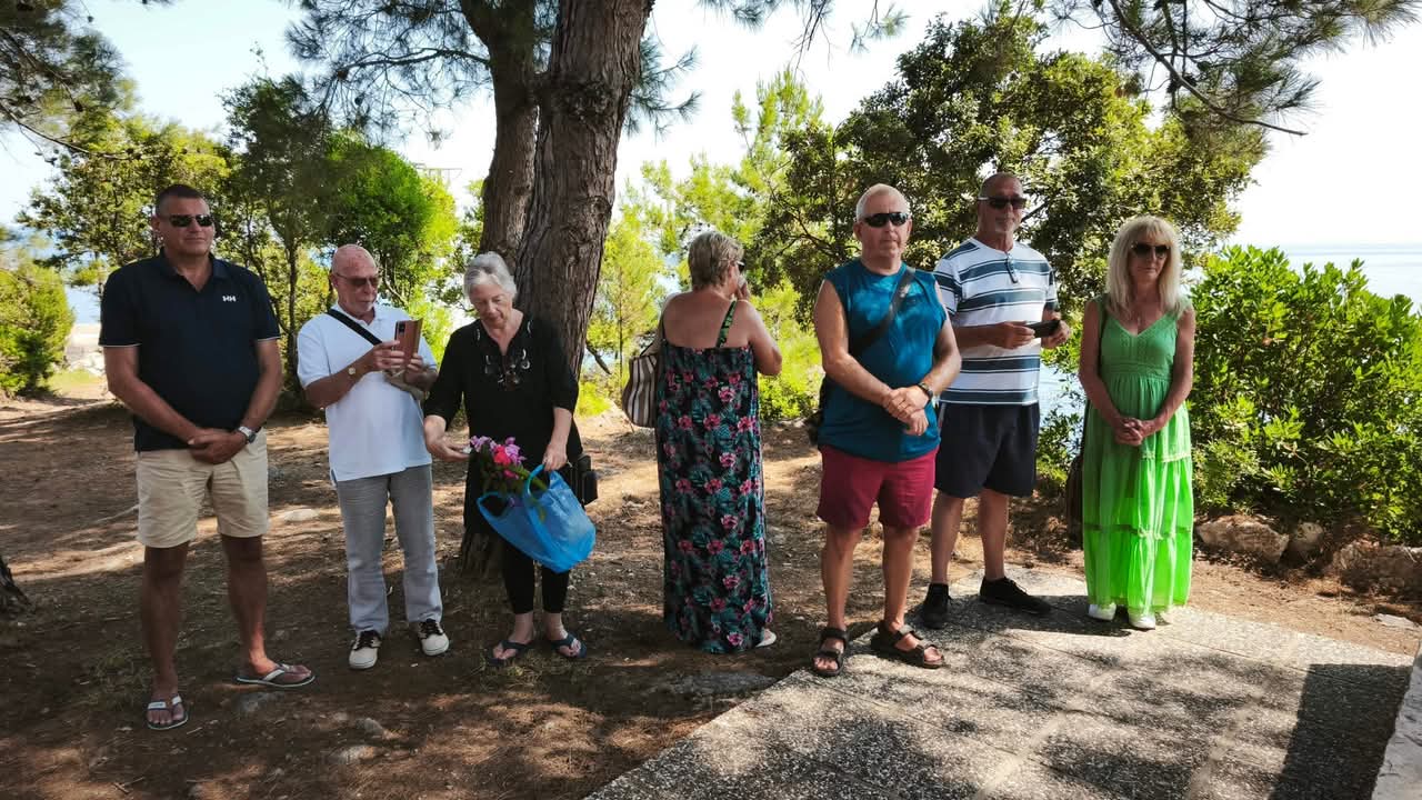 Συγκινητική κατάθεση στεφάνου στο Μνημείο του Υποβρυχίου Περσέας στον Πόρο Κεφαλονιάς!