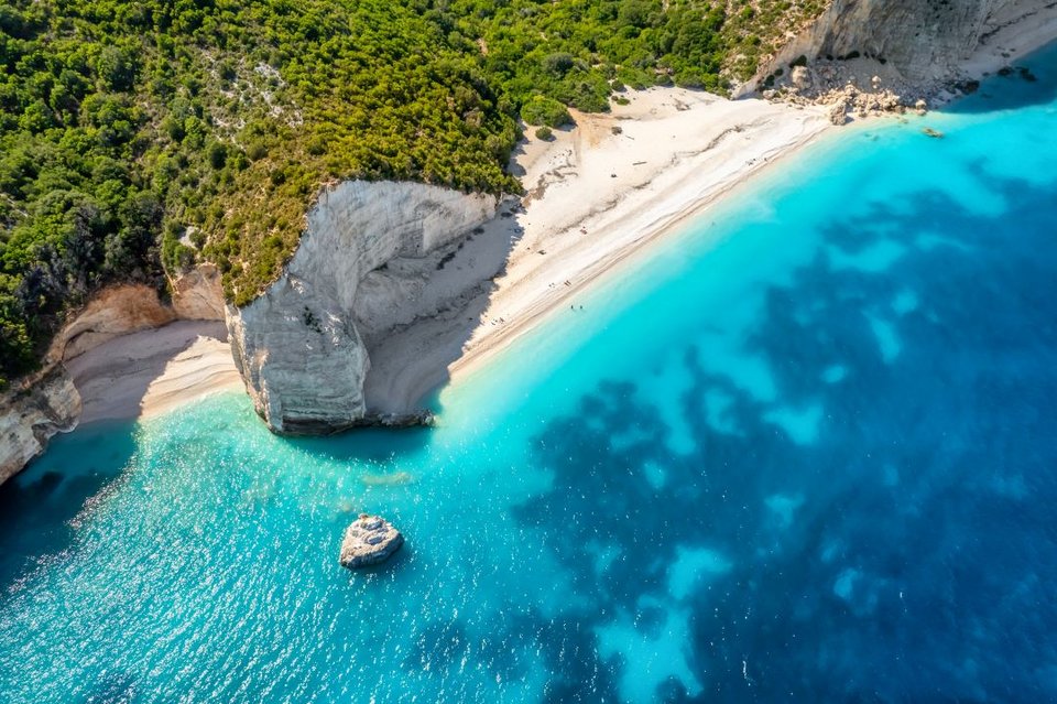 Ανάμεσα στις καλύτερες παραλίες του κόσμου φιγουράρει μια «άγνωστη» ελληνική -Τιρκουάζ νερά και λευκά βράχια