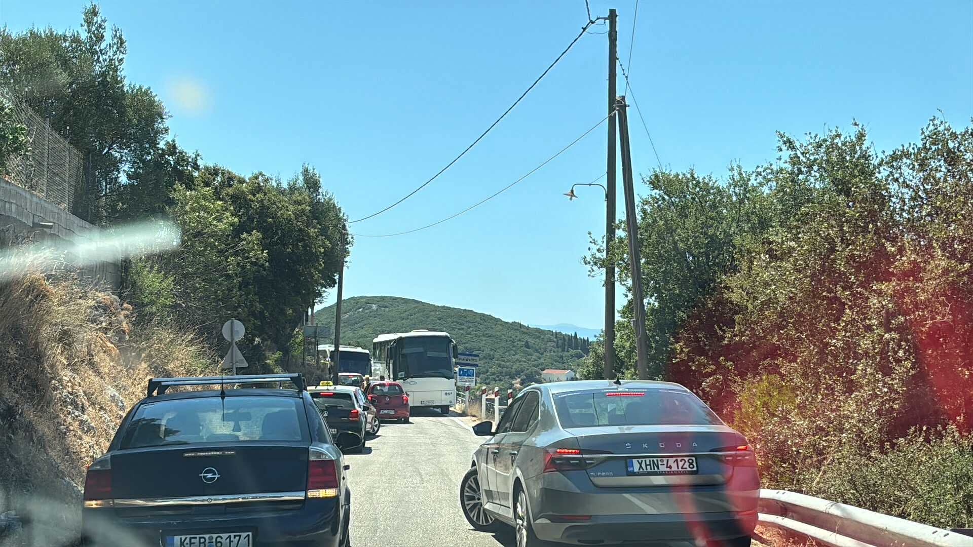 Απίστευτη ταλαιπωρία στα Τρωιανάτα: Δύο τουριστικά λεωφορεία εγκλωβίστηκαν στον κεντρικό δρόμο –Ουρές εκατοντάδων μέτρων [εικόνες]