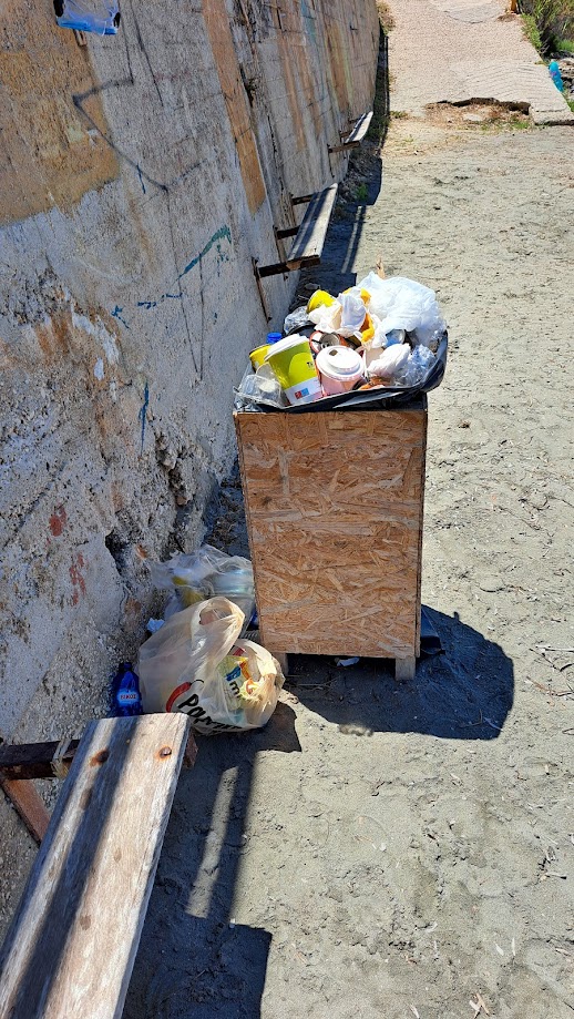 Εικόνα Ντροπής απο την Ακτή του Λαού και των Τουριστών στο Φανάρι κατω απο το Cambing