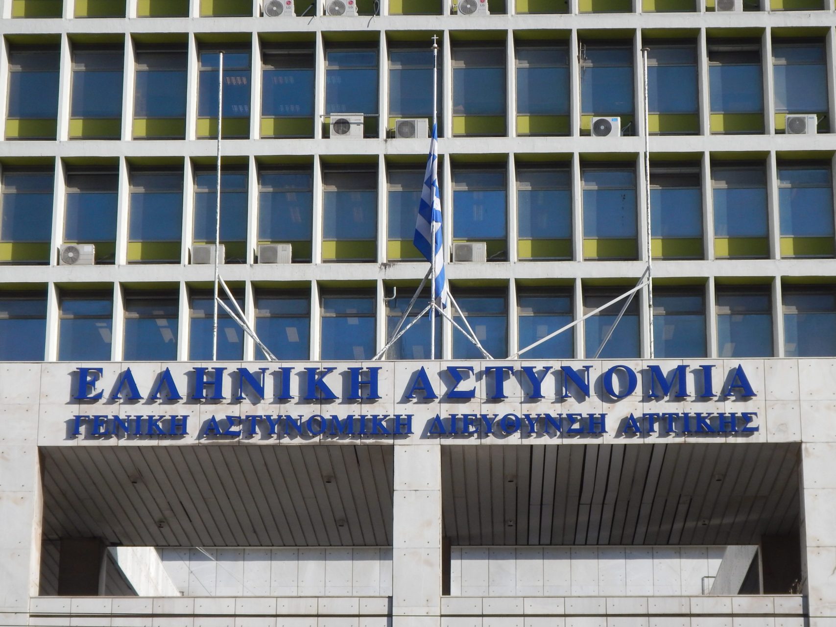 ΕΛ.ΑΣ.: ΕΔΕ και διαθεσιμότητα για αστυνομικό – Κατηγορείται πως κλώτσησε διαδηλώτρια στο κεφάλι (βίντεο)