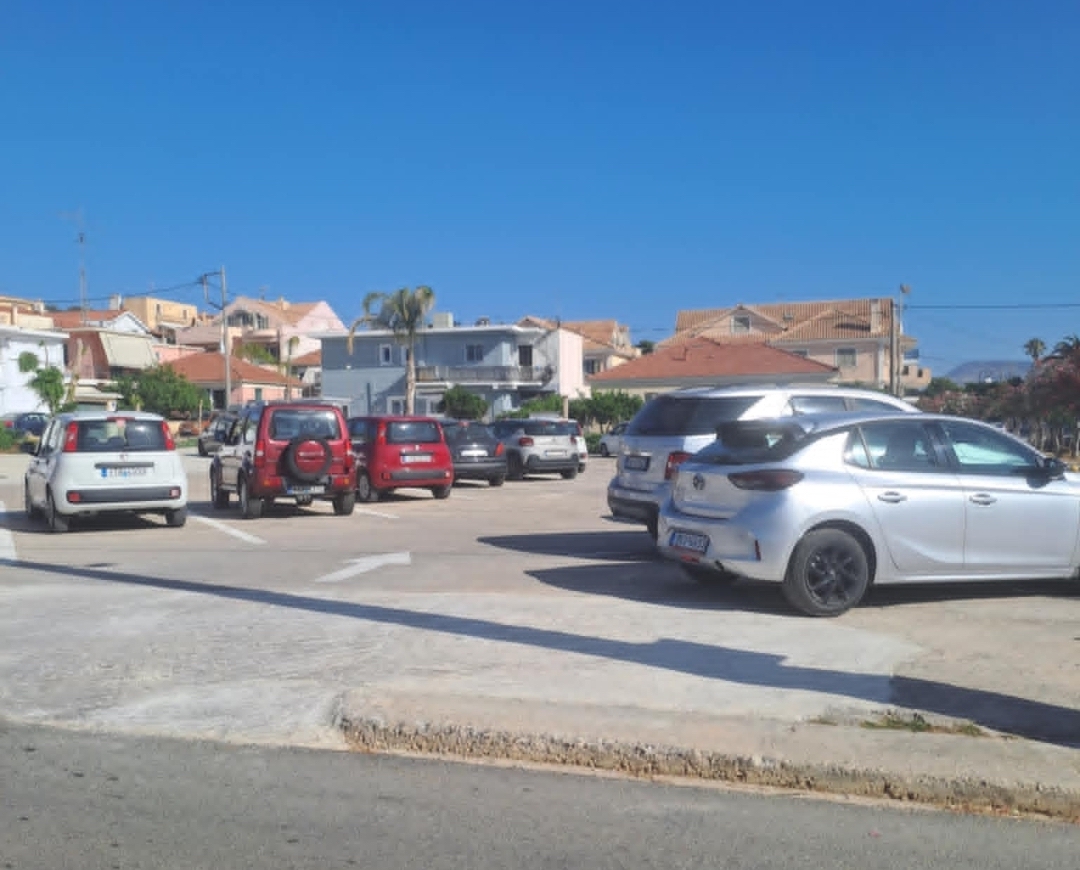 Φάρος – Δημοτική Κίνηση Πολιτών: Αντί για πάρκο μετέτρεψαν το Ασπρόχωμα σε άναρχο πάρκινγκ [εικόνες]