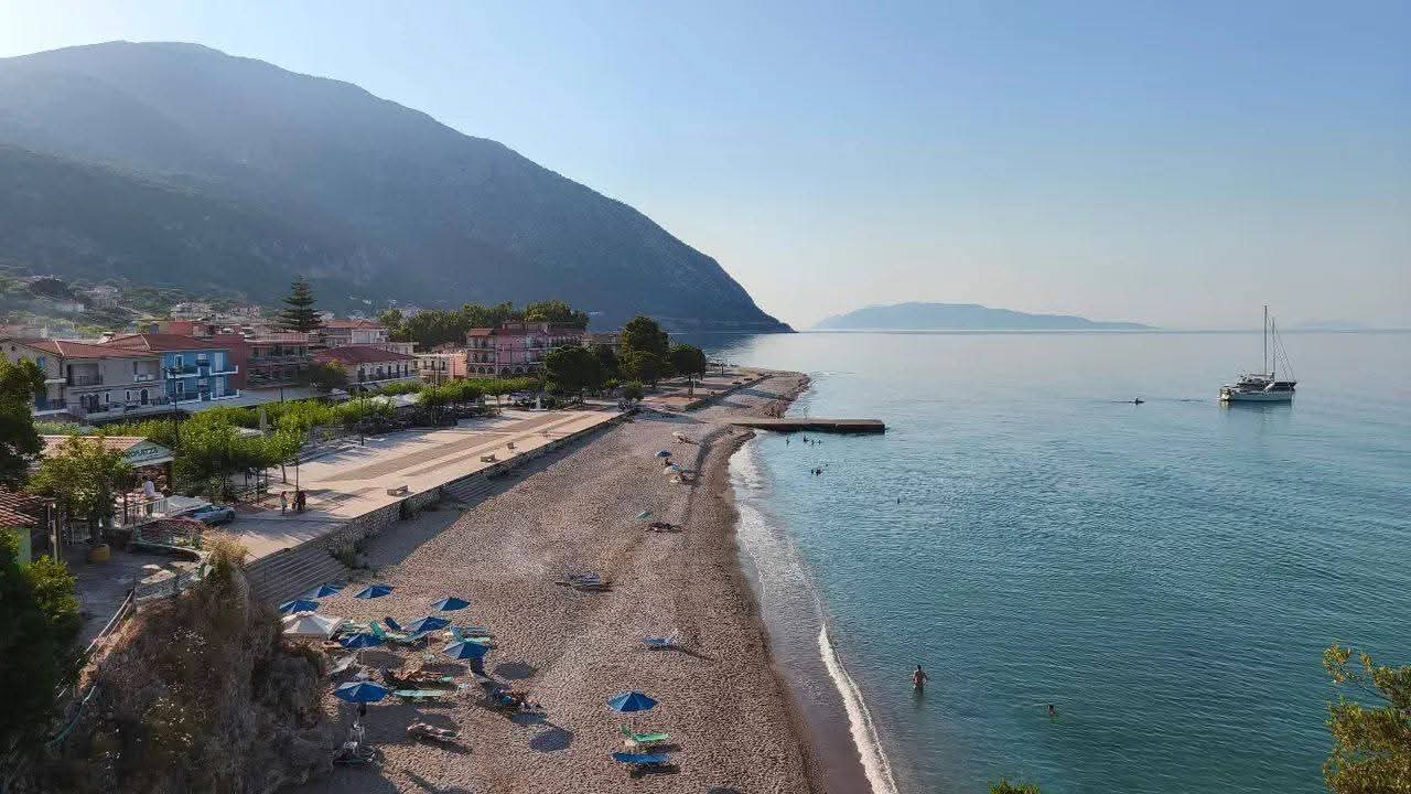 Η καλοκαιρινή Κεντρική Πλατεία και Παραλία του Πόρου Κεφαλονιάς στον ΣΚΑI από την Χριστίνα Σούζη [βίντεο]
