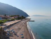 Η καλοκαιρινή Κεντρική Πλατεία και Παραλία του Πόρου Κεφαλονιάς στον ΣΚΑΪ από την Χριστίνα Σούζη!