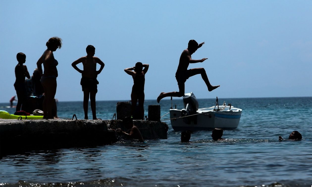 Καιρός: Έκτακτο δελτίο από την ΕΜΥ – Έρχεται εξαήμερος καύσωνας με 43άρια