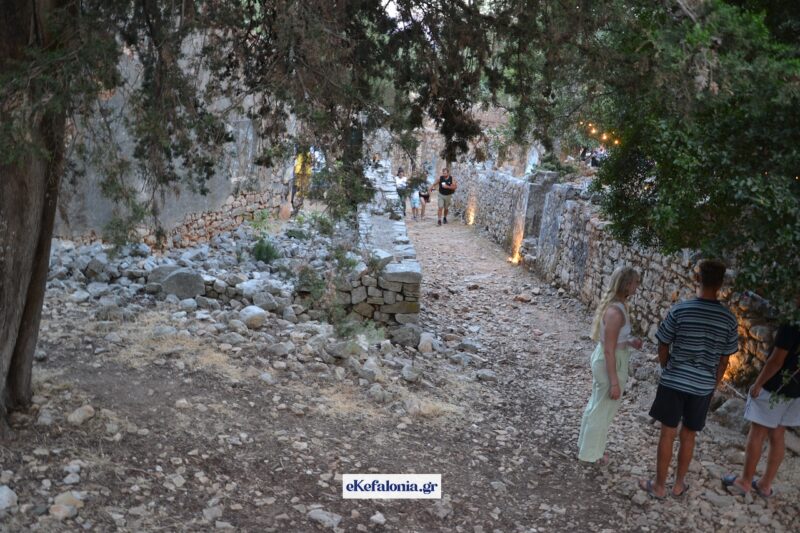 Καλλιτεχνική ανάσα στα ερείπια: Το Saristra έφερε ζωή και φως στα παλιά Βλαχάτα της Σάμης [εικόνες]