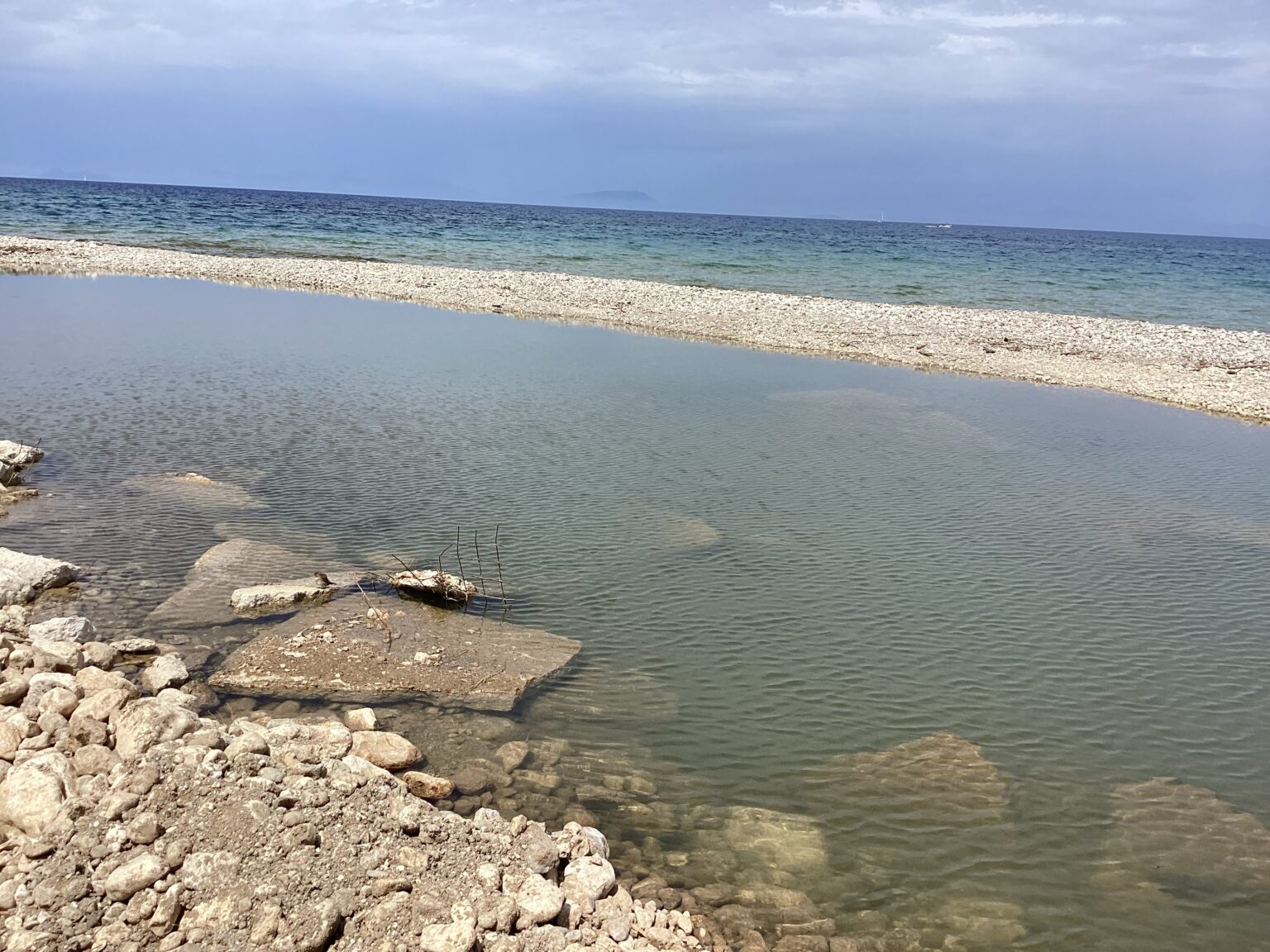 Καταγγελία: Μπάζα και δυσοσμία στο ποτάμι του Πόρου