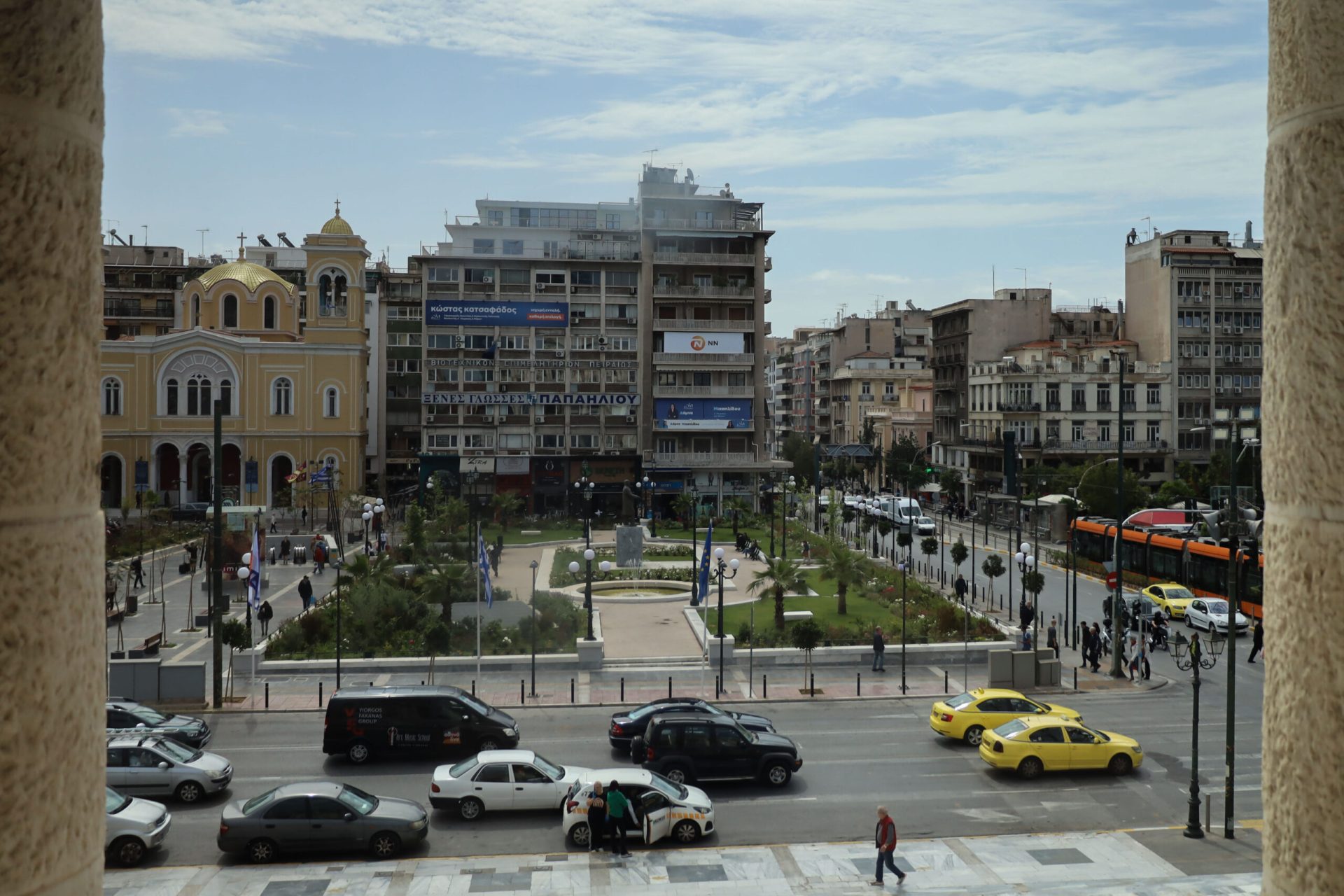 Μεθυσμένος οδηγός στον Πειραιά παρέσυρε και χτύπησε πεζή, επιχείρησε να διαφύγει – Μέσα στο ΙΧ είχε και το 6χρονο παιδί του