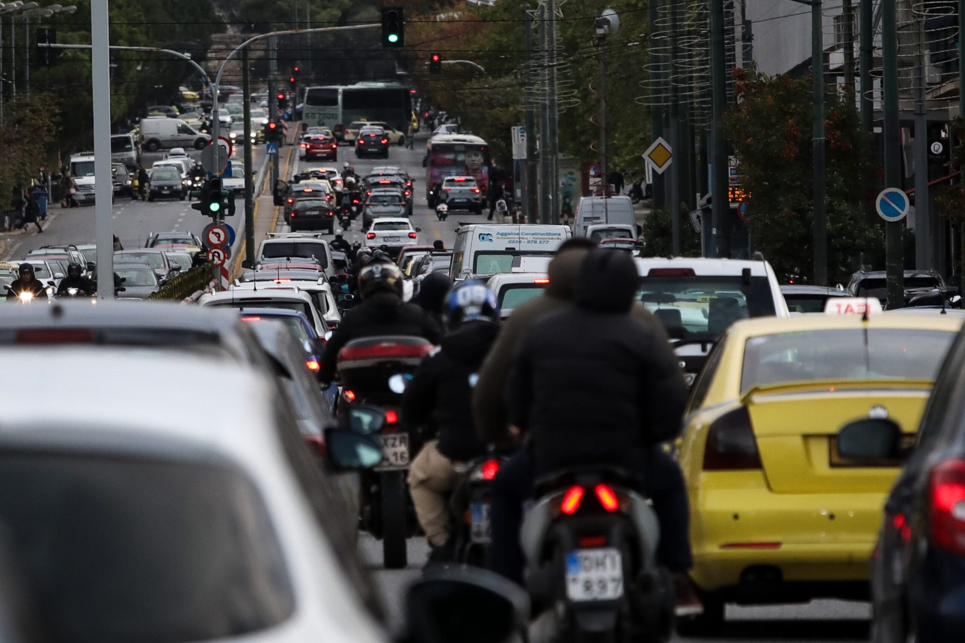 Νέος ΚΟΚ: Μηδενική ανοχή στη μη χρήση κράνους – Εντατικοί έλεγχοι της ΕΛΑΣ σε όλη την επικράτεια