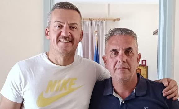 Ο δήμαρχος Ιθάκης Διονύσης Στανίτσας με τον συγγραφέα Πάνο Δημάκη