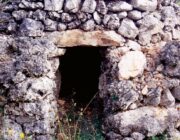 Οι ξερολιθικές καλύβες της Κεφαλονιάς, στην περιοχή του Ταφιού – Καμιναράτων Παλικής