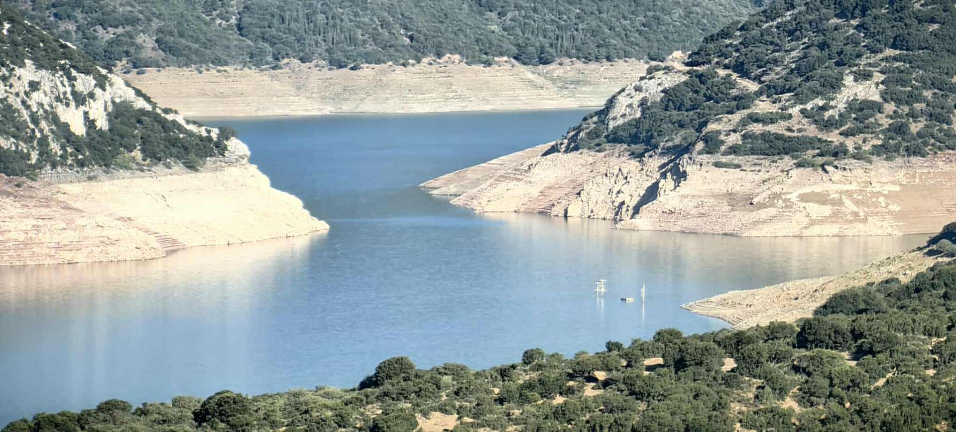 Πολύ χαμηλή στάθμη νερού στην λίμνη του Μόρνου – Αποκαλύπτονται σπίτια βυθισμένου οικισμού