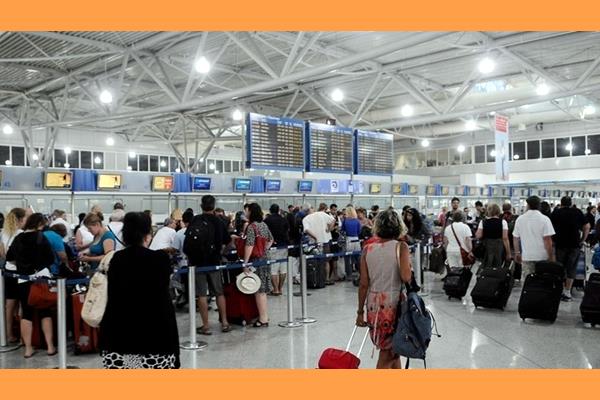 Ρεκόρ αφίξεων αλλά μείωση στα έσοδα: Ο ελληνικός τουρισμός σε κρίσιμο σταυροδρόμι