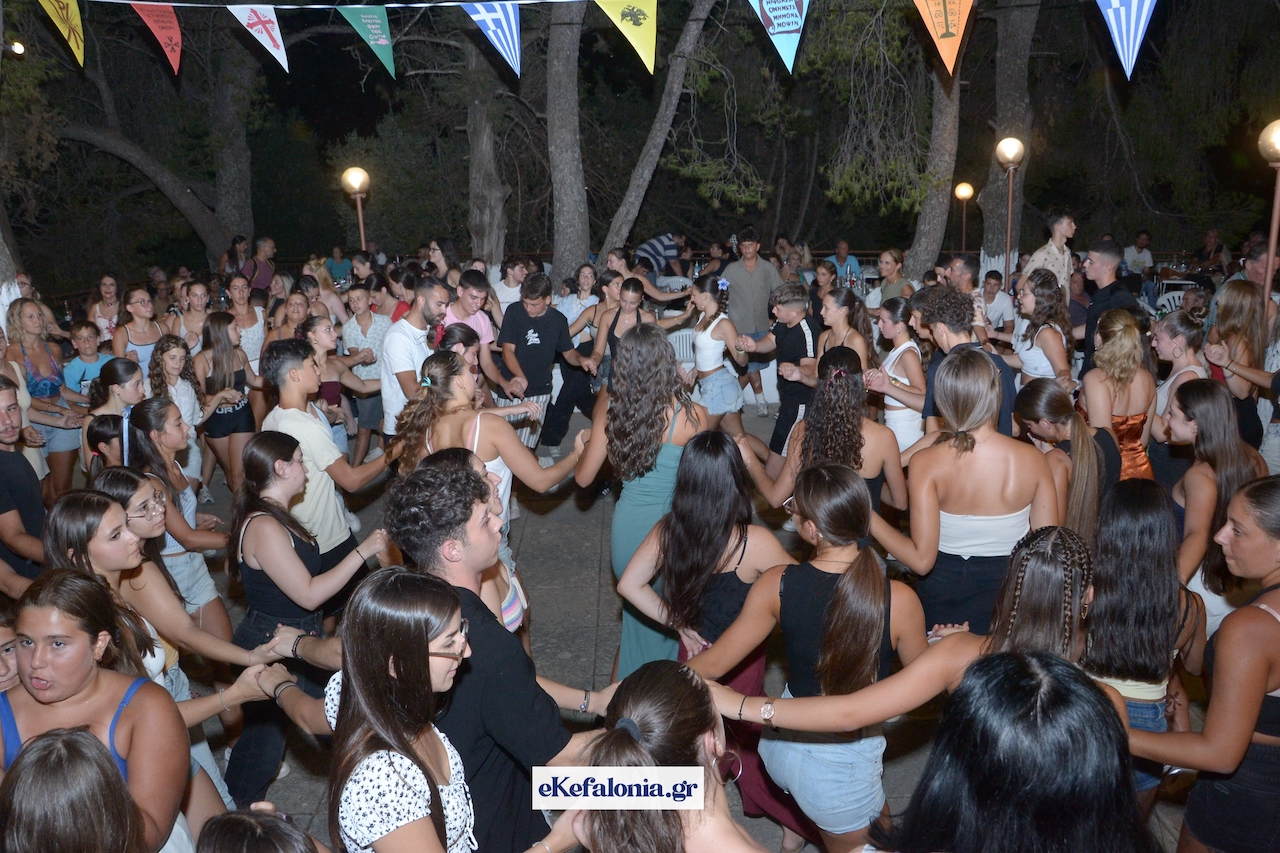 Το αδιαχώρητο στο Πανηγύρι της Αγίας Παρασκευής στα Φαρακλάτα [εικόνες +βίντεο]
