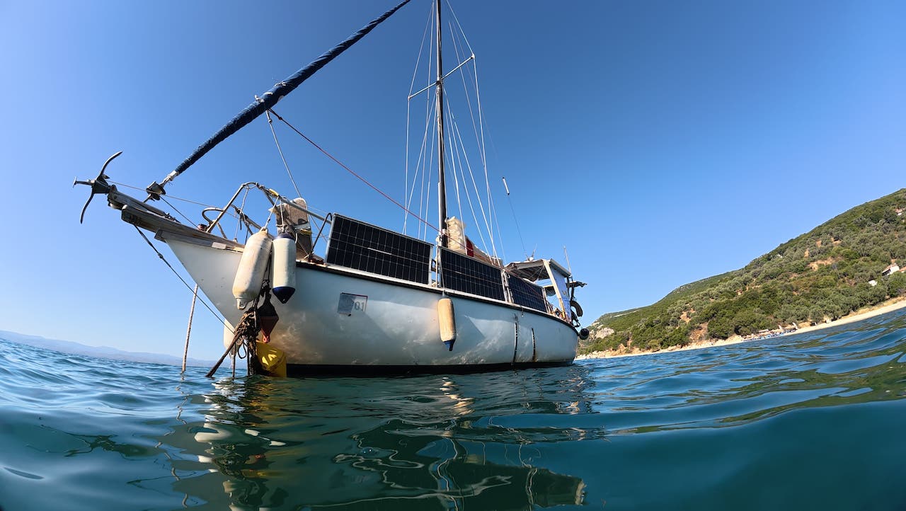 Το οικολογικό ιστιοπλοϊκό “Bonnie R” στο Φισκάρδο: Μήνυμα για τη σωτηρία της φώκιας Monachus Monachus από την εκστρατεία Seal Greece