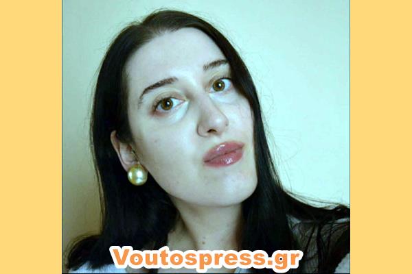 Το βιβλίο έχει τίτλο τα Χρυσά χέρια, μιλά για την παράδοση και τη ζωή της γιαγιάς της συγγραφέως με τη γιαγιά της στη Κεφαλονιά.