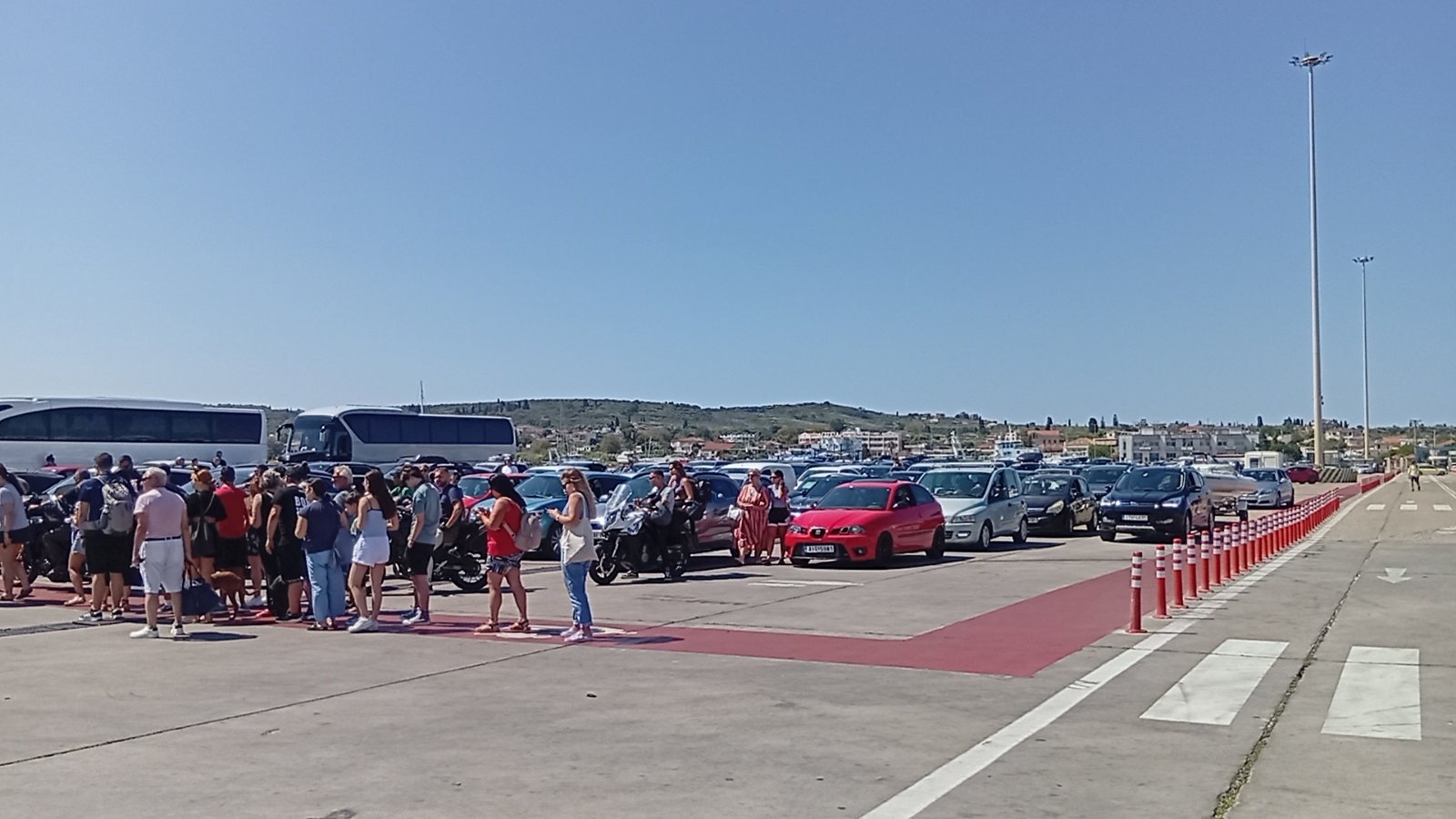 Απόβαση εκδρομέων στην Κεφαλονιά – Ουρές και πληρότητες 100% στα πλοία από Κυλλήνη [εικόνες +βίντεο]
