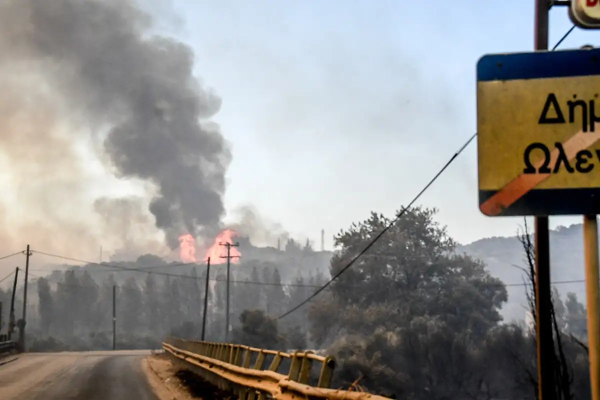 Φωτιά στην Αχαΐα: Απανωτά μηνύματα από το 112 για εκκένωση περιοχών – Αναφορές για τραυματίες