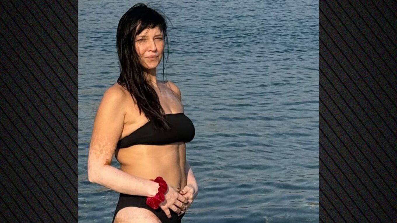 H Αθηναΐς Νέγκα φωτογραφίζεται στην παραλία χωρίς ρετούς – «Εγώ που φέτος είμαι 51»