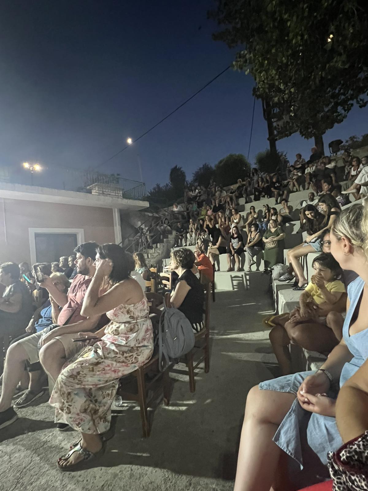 Μαγεία θεάτρου στην Αγία Ειρήνη: Τα παιδιά έκλεψαν την παράσταση! [εικόνες]