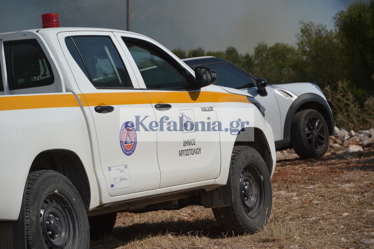 Μαίνεται η φωτιά στον Καραβάδο Κεφαλονιάς – Μάχη με τις φλόγες και υπόνοιες εμπρησμού [εικόνες +βίντεο]