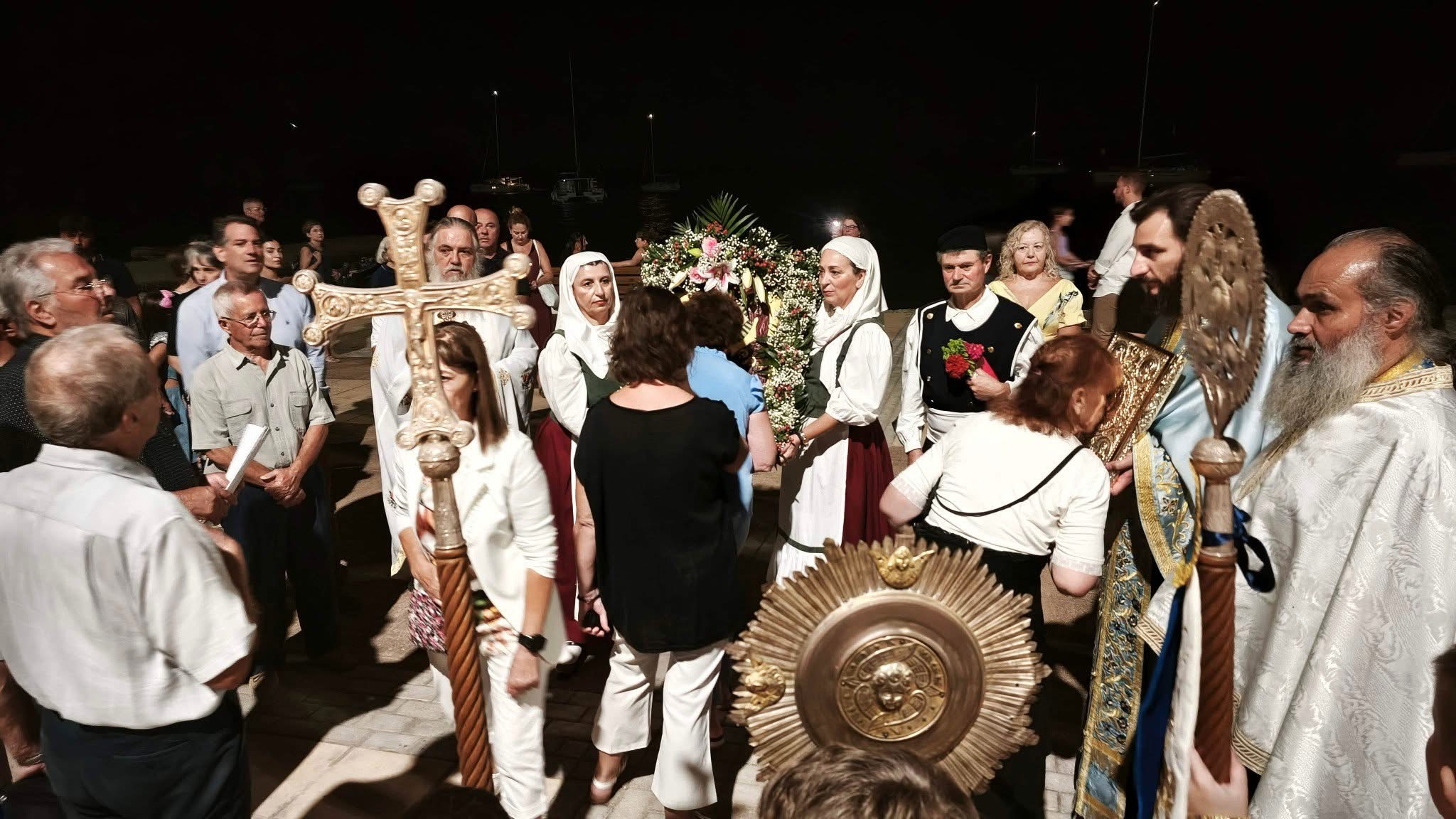 Με θρησκευτική κατάνυξη και λαμπρότητα ο Εορτασμός του Σωτήρος στον Πόρο [εικόνες +βιντεο]