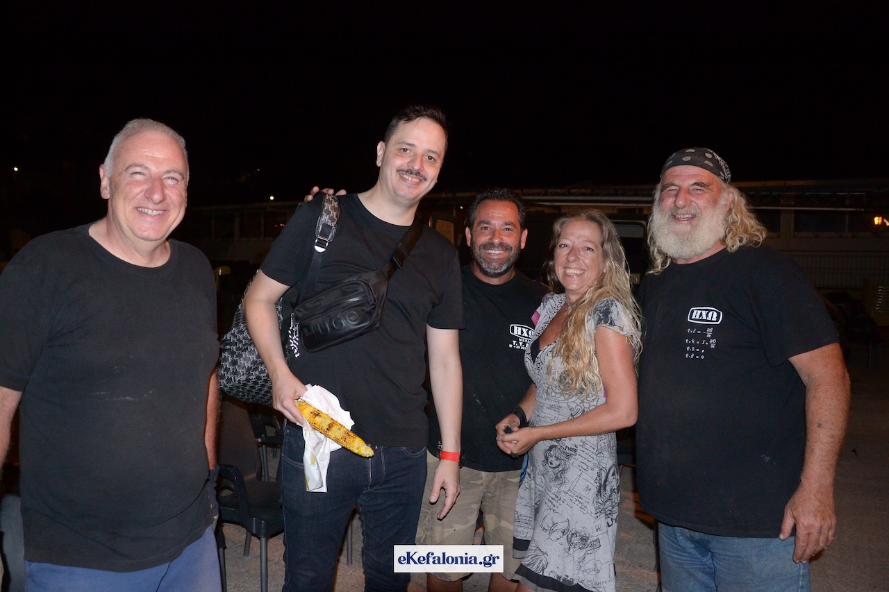 Stand-up… από άλλον πλανήτη: Ο Τσουβέλας σκόρπισε γέλιο σε ένα κατάμεστο Ξενια [εικόνες +βίντεο]