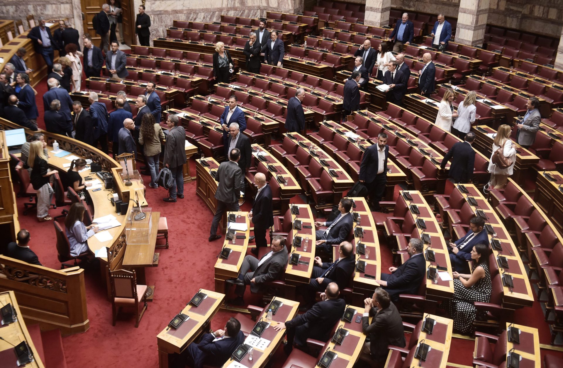 Στην Βουλή εισάγεται το νομοσχέδιο του υπουργείου Εσωτερικών για το νέο πειθαρχικό δίκαιο των υπαλλήλων στο δημόσιο