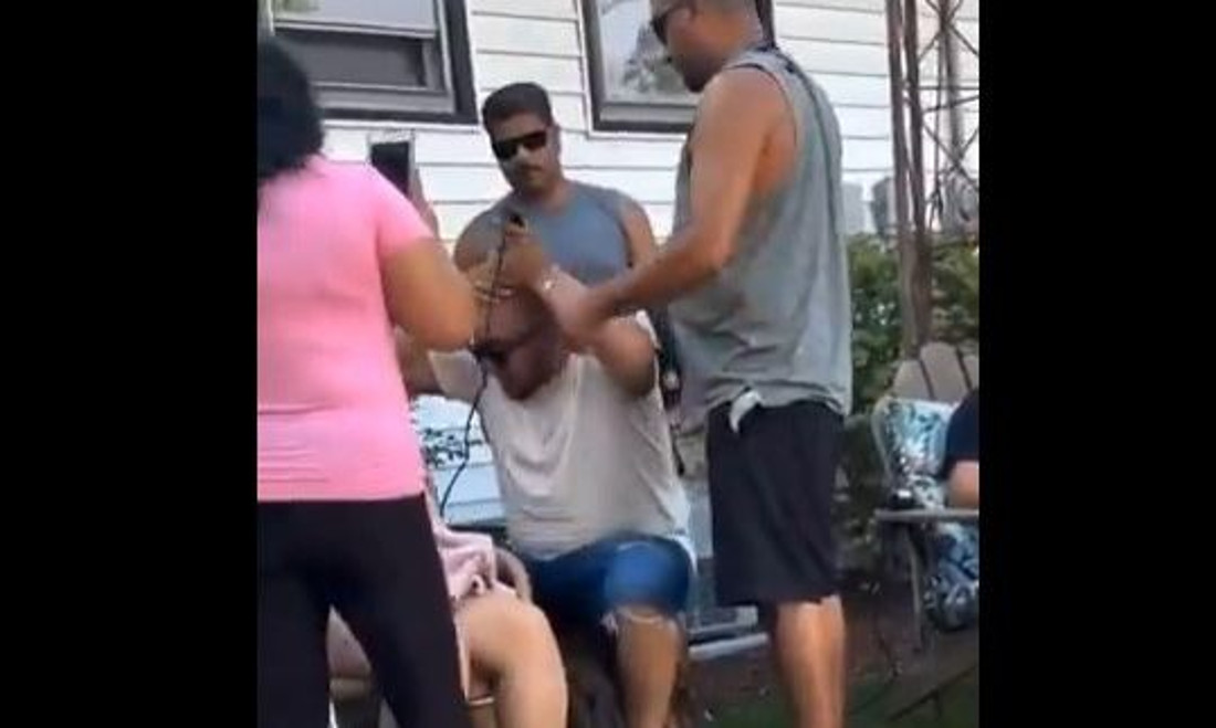 Συγκλονιστικό βίντεο: Ολόκληρη οικογένεια ξυρίζει το κεφάλι για να στηρίξει γυναίκα με καρκίνο – «Κανείς δεν παλεύει μόνος»