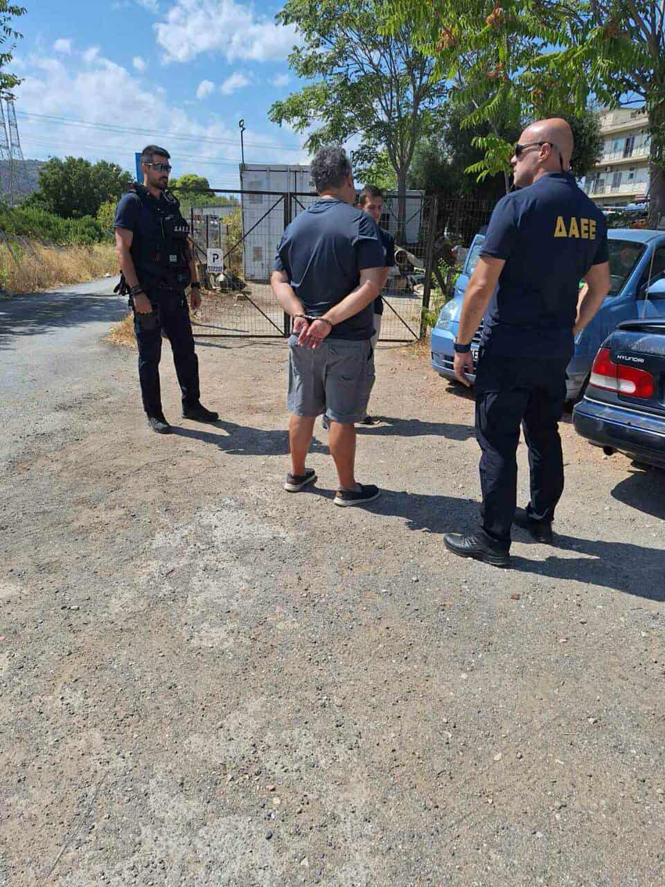 Σύλληψη μόνιμου υπαλλήλου του Δήμου Παλλήνης για αλλεπάλληλους εμπρησμούς