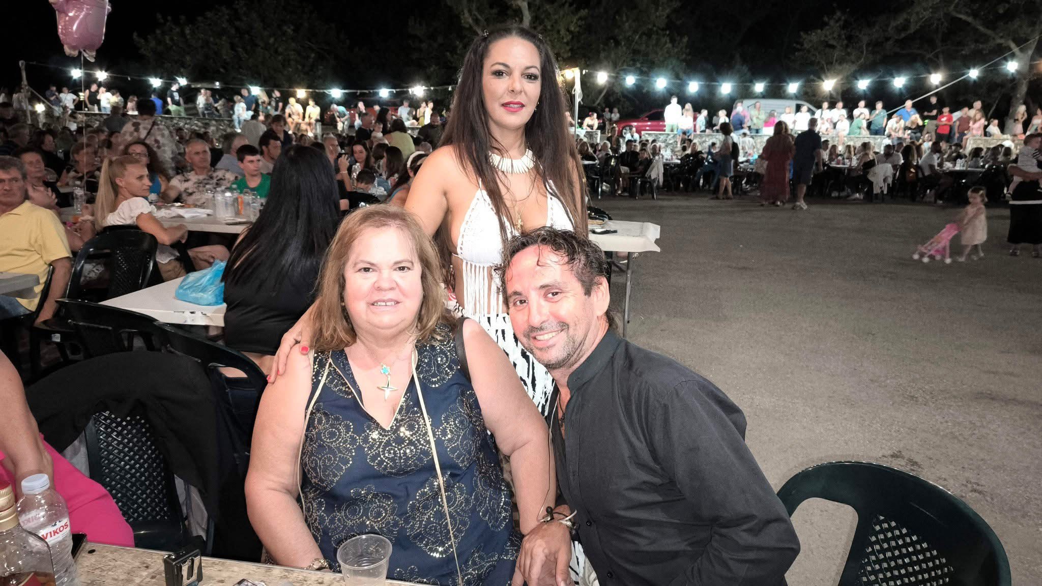 «Βούλιαξε» από κόσμο και κέφι ο Πόρος – Η Έφη Θώδη στο επίκεντρο του πανηγυριού! [Εικόνες + βίντεο]