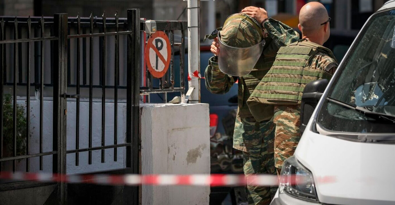Βρέθηκε οπλοστάσιο σε κάδο απορριμμάτων στην Καισαριανή – Από όπλα μέχρι χειροβομδίδα εντόπισε το ΤΕΕΜ