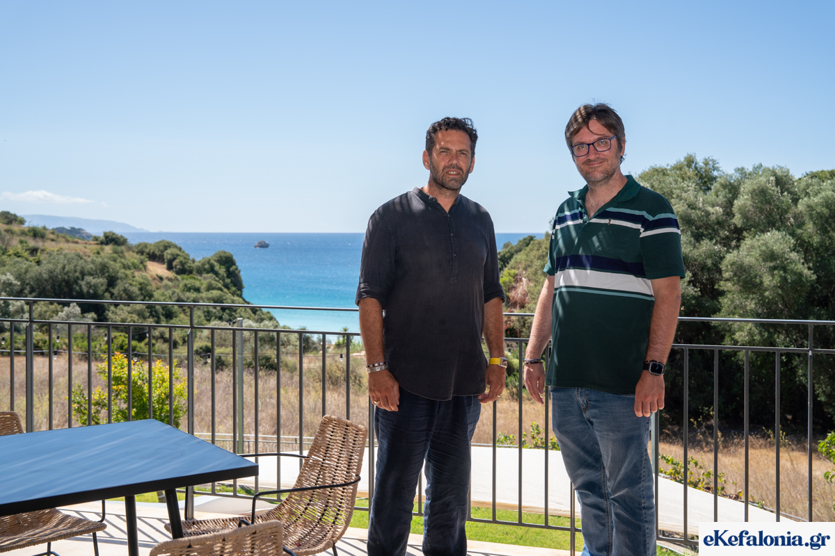 Από το σταφύλι στο ποτήρι: Ο Πάνος Σαρρής μάς ξεναγεί στο οινοποιείο του [βίντεο]