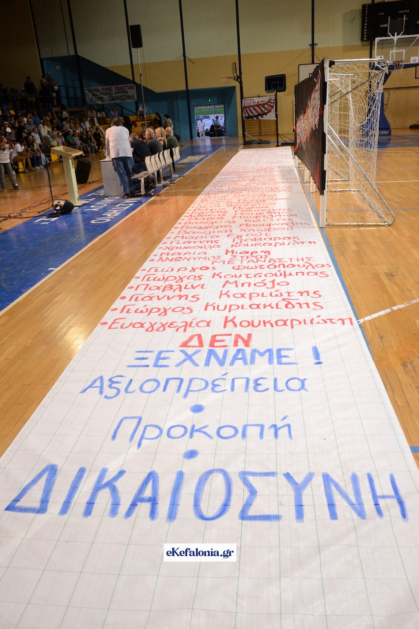 Αργοστόλι: Συγκλονιστική συγκέντρωση για τα Τέμπη με ομιλήτρια τη Μαρία Καρυστιανού [εικόνες +βίντεο]