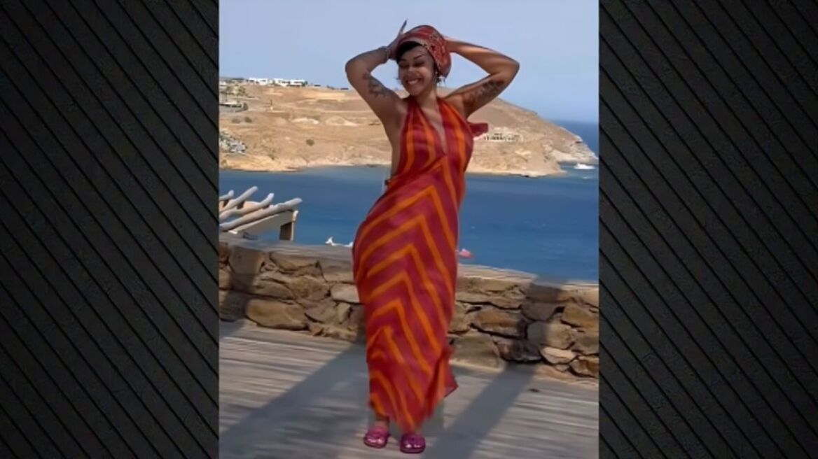 Cardi B: Η στιγμή που πετά μαρκαδόρο σε δημοσιογράφο έξω από το δικαστήριο – «Να σέβεσαι τις γυναίκες!»