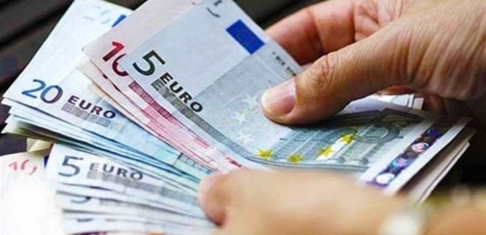 «Διατηρήστε την ψυχραιμία σας και κρατήστε μετρητά»: Η ΕΚΤ προτρέπει τα νοικοκυριά να είναι έτοιμα για κρίσεις