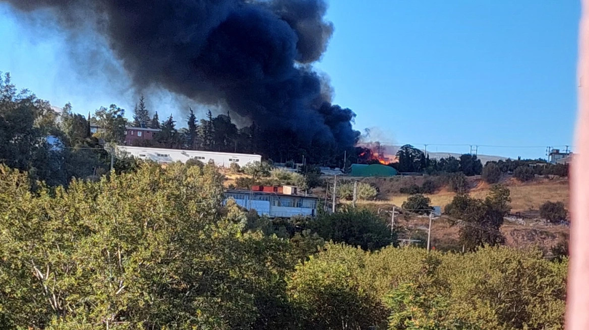 Φωτιά τώρα σε υπαίθριο χώρο επιχείρησης στο Μενίδι, εστάλη 112 – Δείτε βίντεο