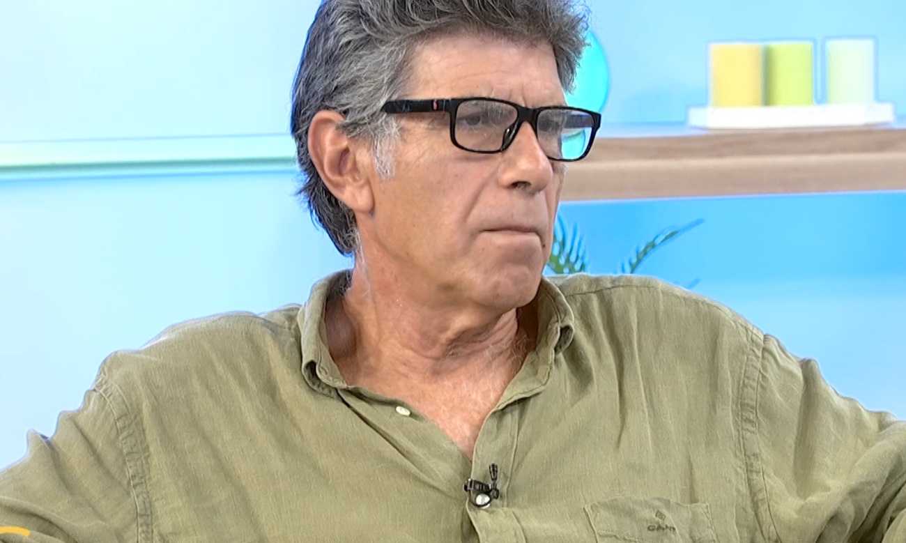 Γιάννης Μπέζος: «Όταν οι μεγάλοι συμπεριφέρονται σαν νέοι, γίνονται γελοίοι – Βλέπω κάτι τύπους με αλογοουρές, αρκουδόκρικους»