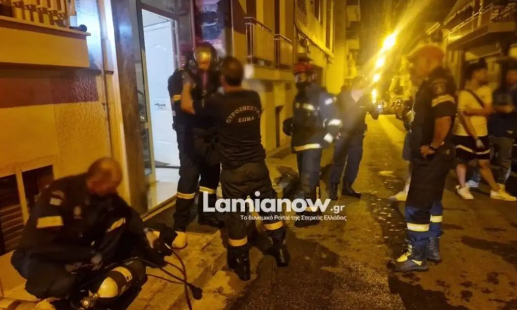 Λαμία: Φωτιά τα ξημερώματα σε οικία – Τρείς απεγκλωβισμοί, 6 άτομα μεταφέρθηκαν στο νοσοκομείο
