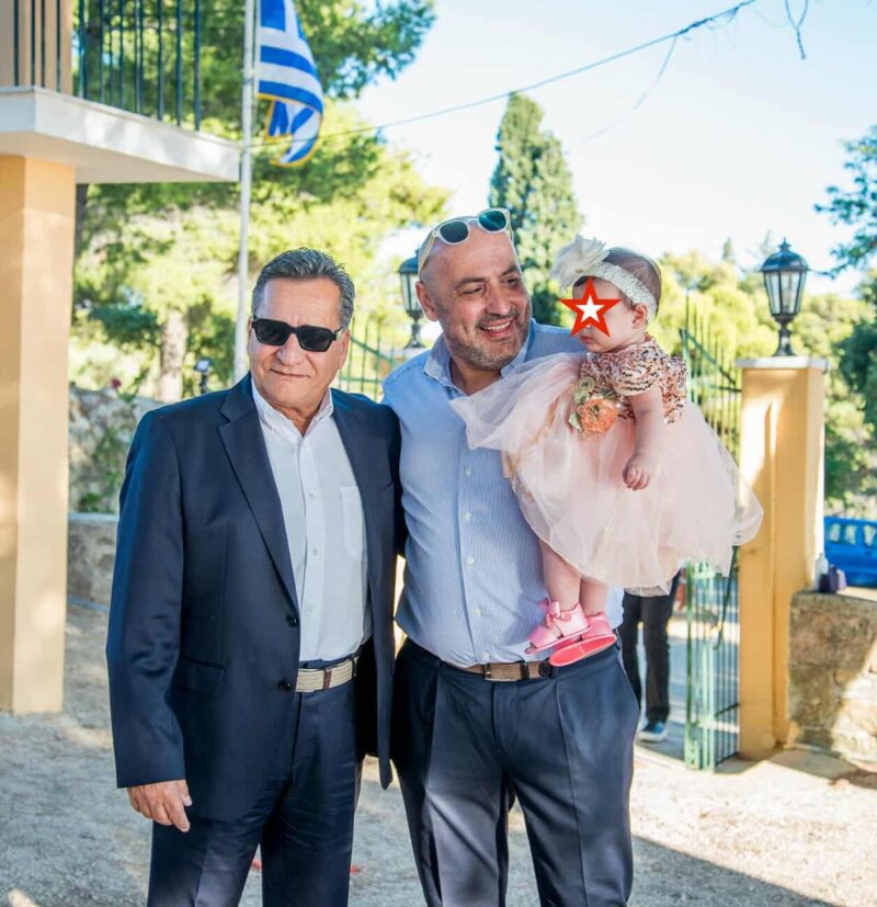Μια ξεχωριστή βάφτιση στην Κεφαλονιά  Ο Δημήτρης Δημουλιός βάφτισε την κορούλα του [εικόνες]