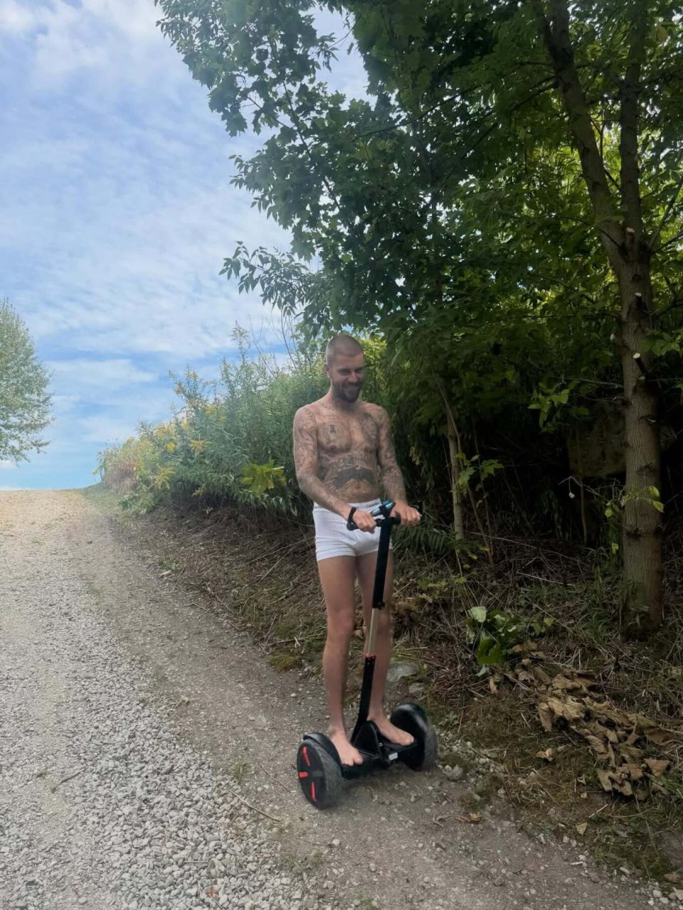 Ο Justin Bieber βγήκε στο δάσος για Segway μόνο με το εσώρουχο: «Ο μικρός Bieber μας δείχνει τον μεγάλο Bieber σήμερα»
