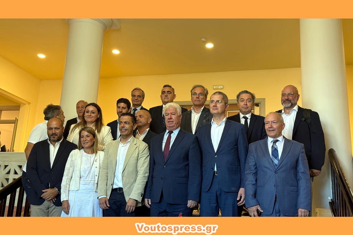 Σάκης Αρναούτογλου από την Κέρκυρα