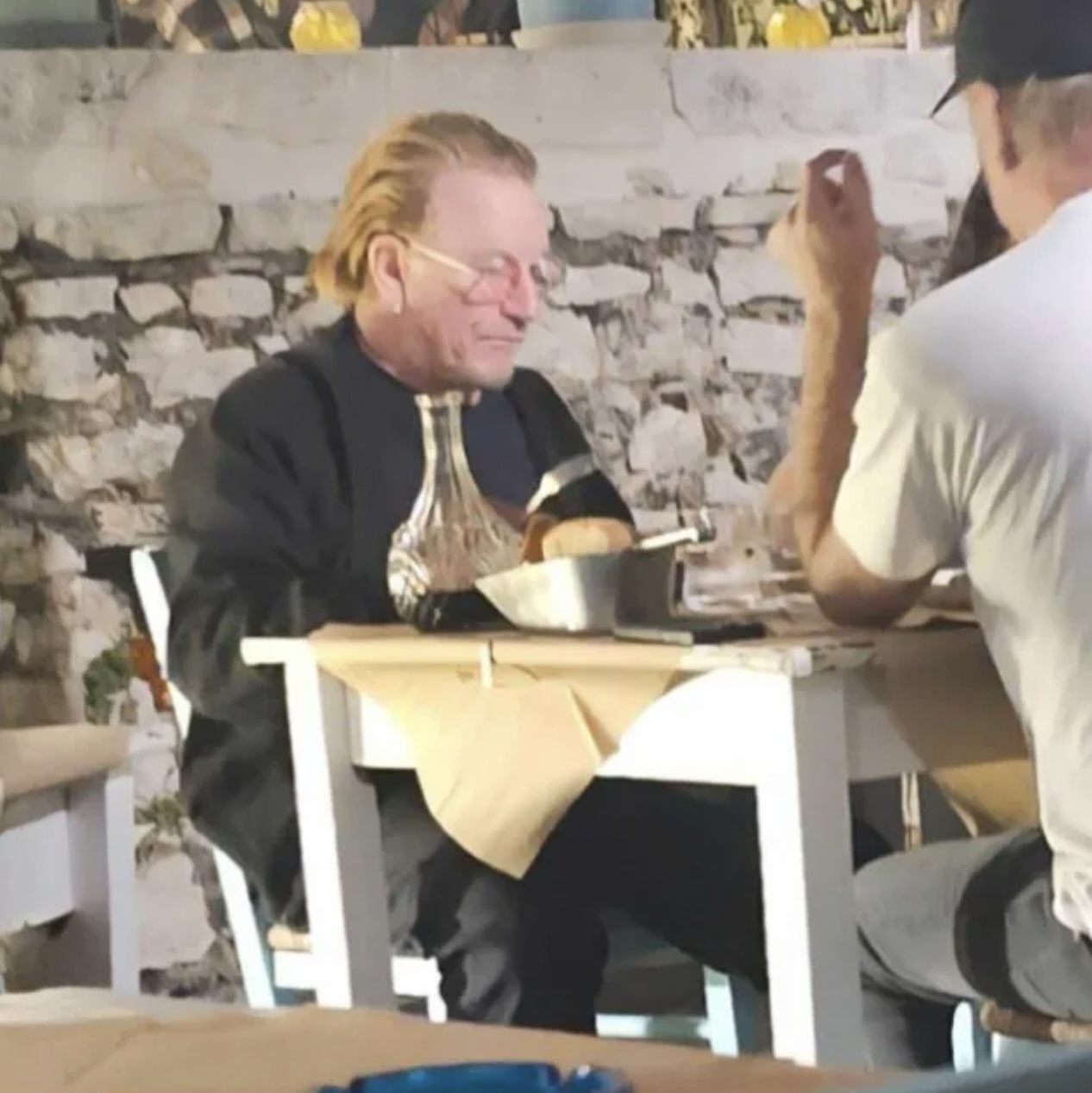 Στην Ιθάκη ο Μπόνο των U2, έφαγε σε εστιατόριο της Εξωγής