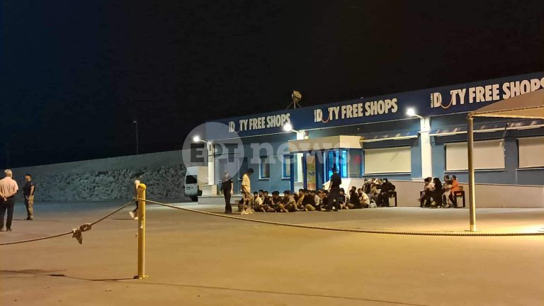 Στο Κατάκολο οι 57 μετανάστες που εντοπίστηκαν σε ιστιοφόρο ανοικτά της Κεφαλονιάς [εικόνες]