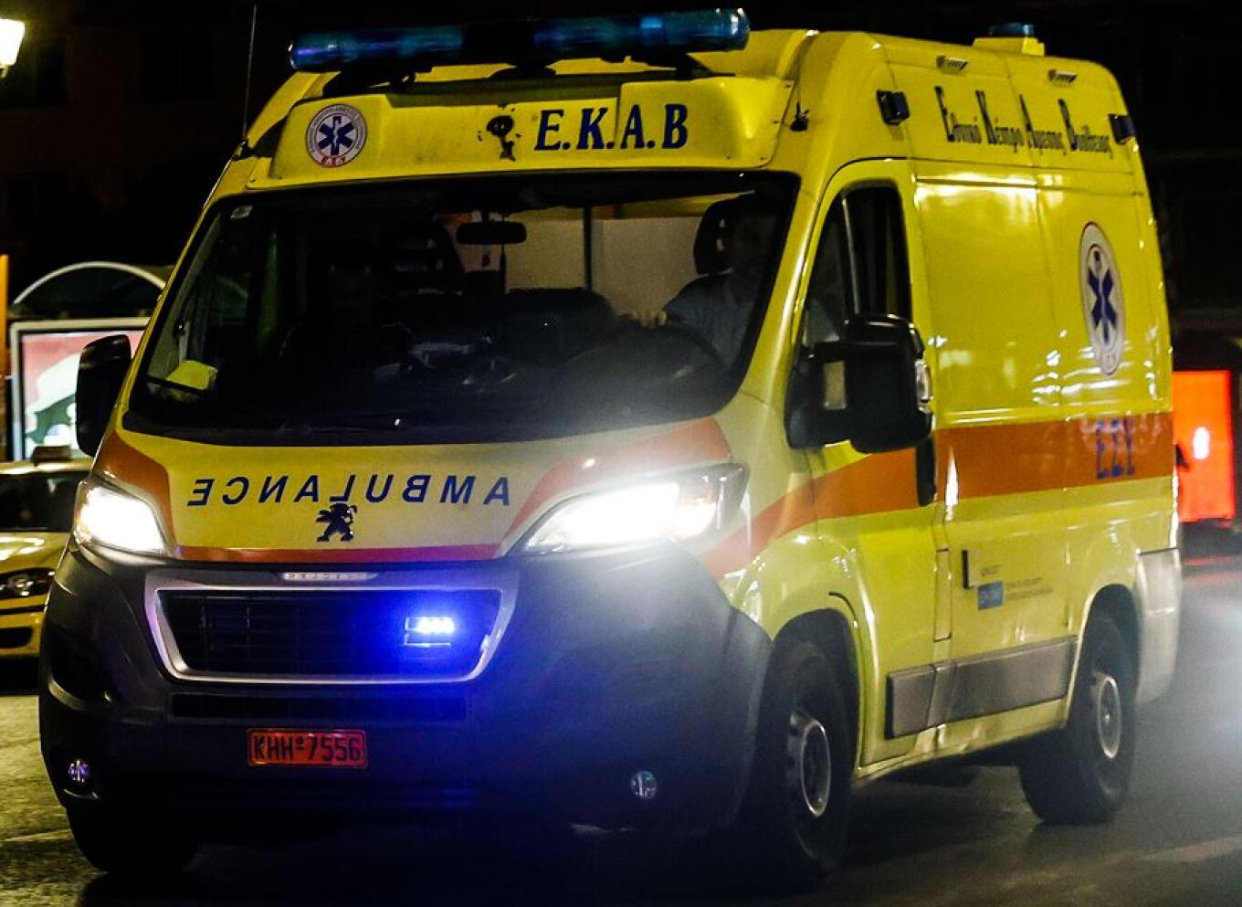 Τροχαίο στην Πάτρα: Αυτοκίνητο συγκρούστηκε με μοτοσικλέτα – Κατέληξαν σε πεζοδρόμιο