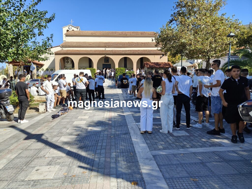Βόλος: Θρήνος στο τελευταίο αντίο στον 18χρονο Νίκο – Οικογένεια, συγγενείς και φίλοι τον αποχαιρετούν