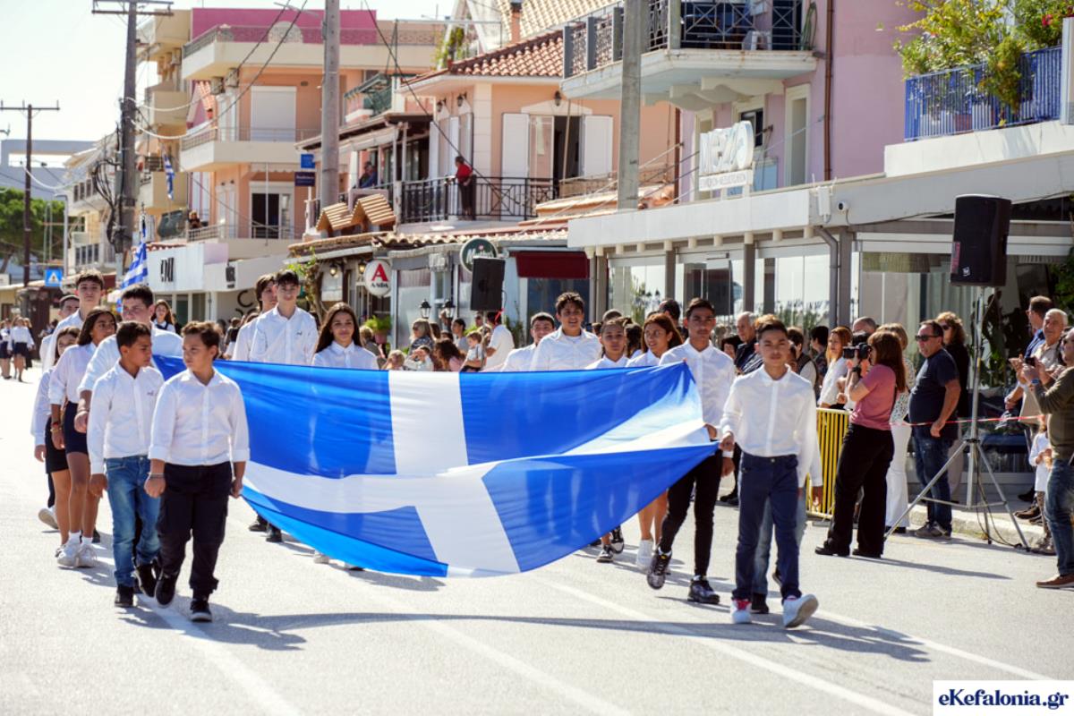 Η μαθητική παρέλαση της 28ης Οκτωβρίου και η κατάθεση στεφάνων στο Ληξούρι