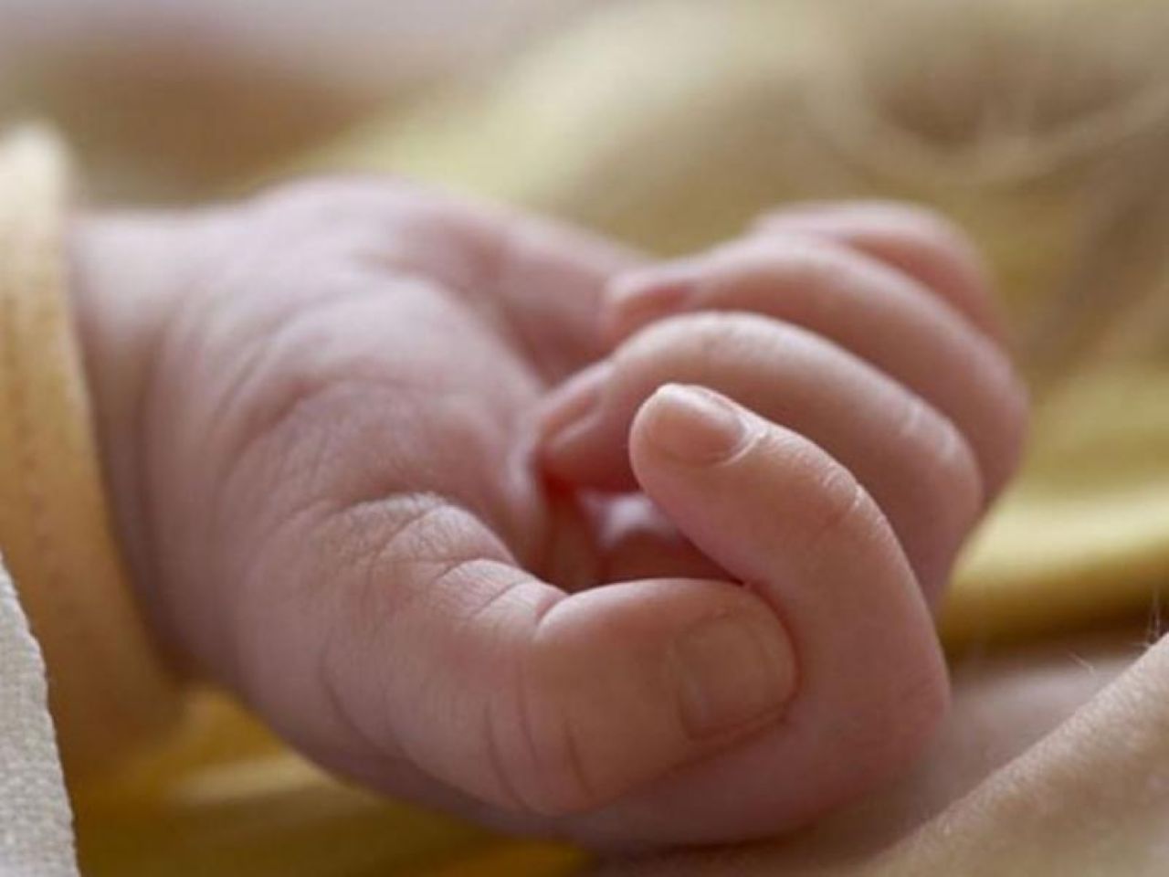 Λάρισα: Σοβαρά τραυματίστηκε βρέφος – Έπεσε από το κρεβάτι του